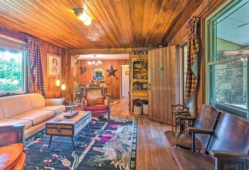 Dreamy Homestead Escape: Patio, Ranch On Site