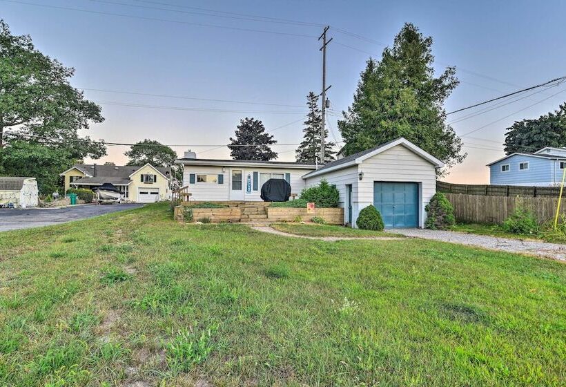 East Tawas Cabin W/ Lake Huron Access & Views