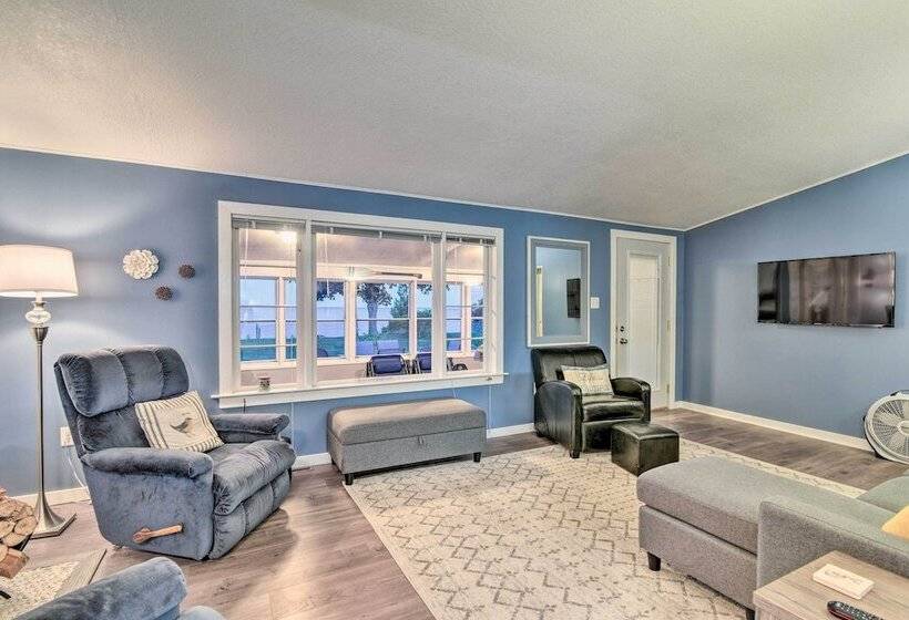 East Tawas Cabin W/ Lake Huron Access & Views