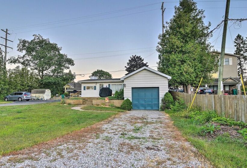 East Tawas Cabin W/ Lake Huron Access & Views
