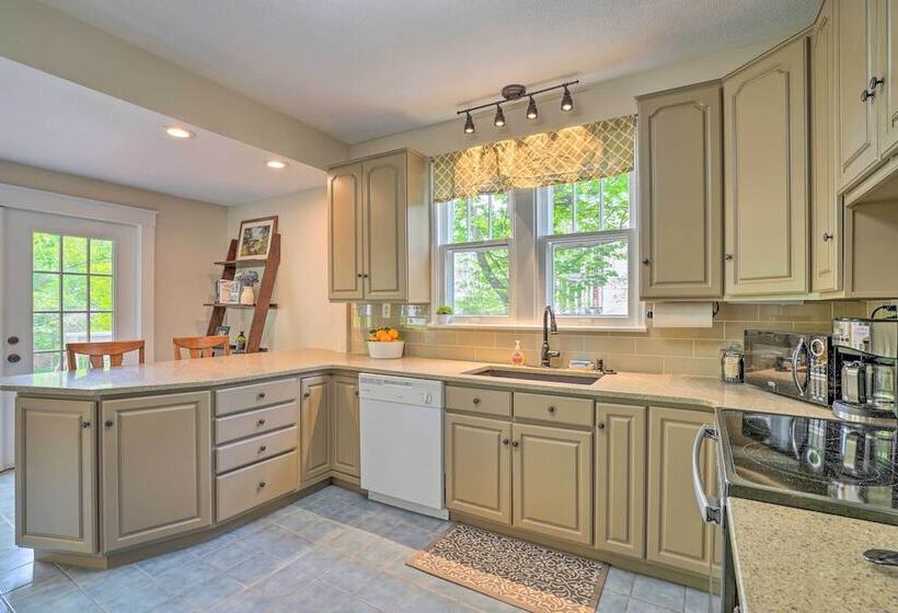 Elegant Charles Town Home: Grill, Walk Dtwn!