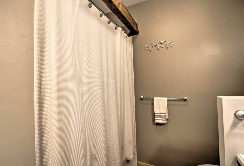 Elegant & Quiet Maine Escape W/ Sauna & Deck!