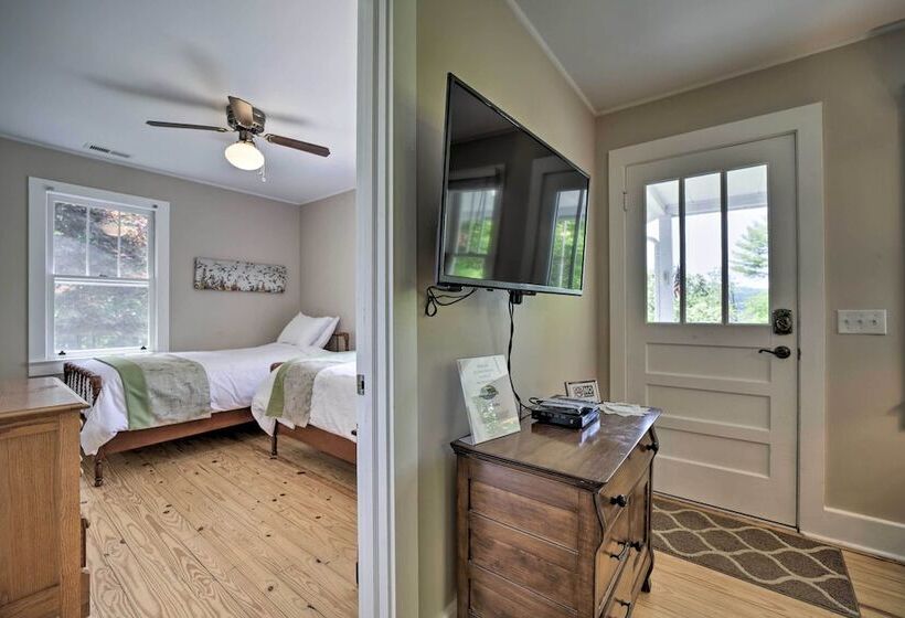 Enchanting Bryson City Cottage W/ Mtn Views!