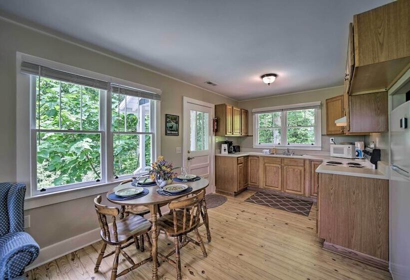 Enchanting Bryson City Cottage W/ Mtn Views!
