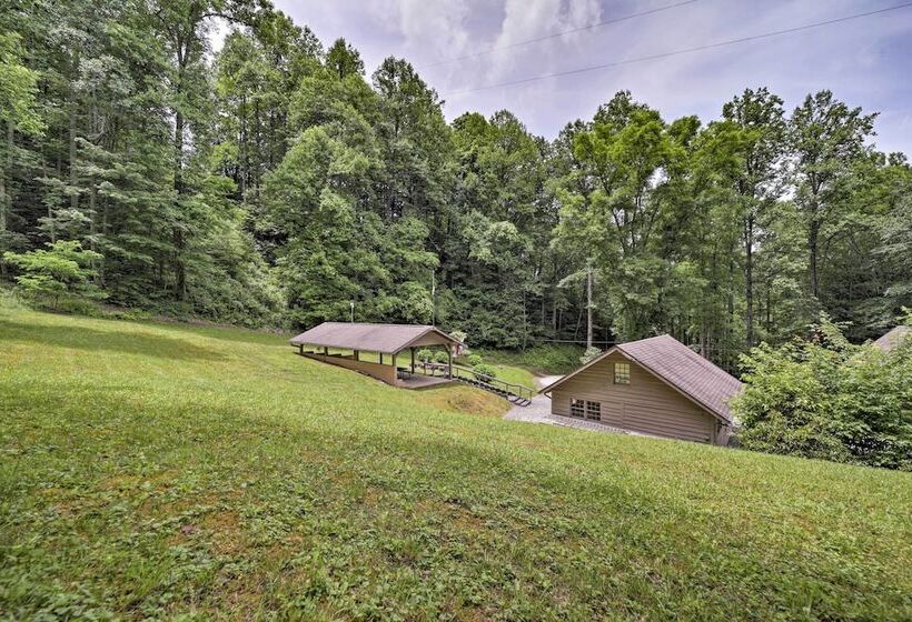 Enchanting Bryson City Cottage W/ Mtn Views!