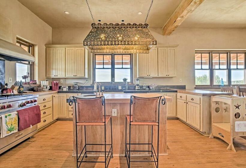 Charming Mountain Estate W/ Views + Fire Pit!