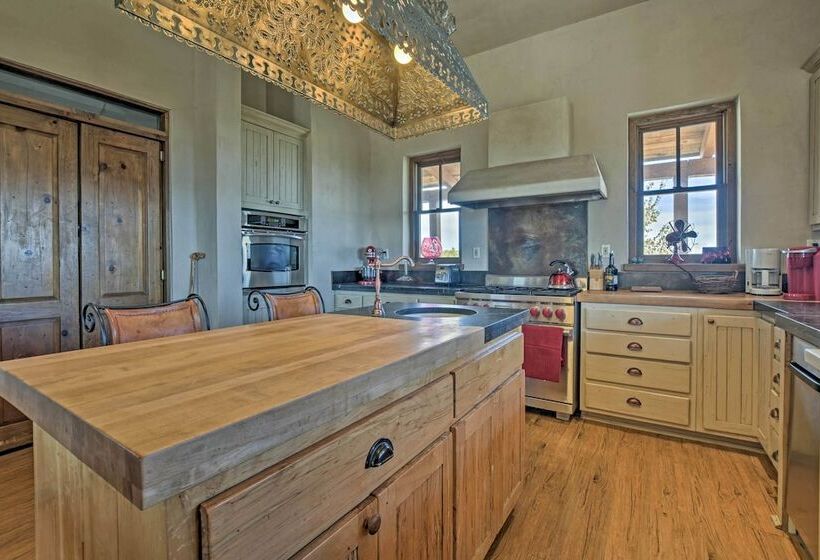 Charming Mountain Estate W/ Views + Fire Pit!