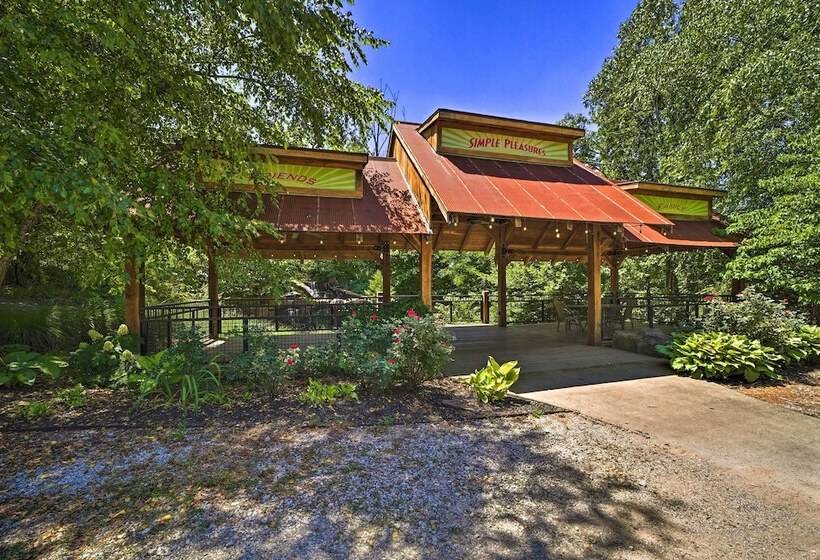 Falling Water Chalet Upper Unit: Near Bike Trails!