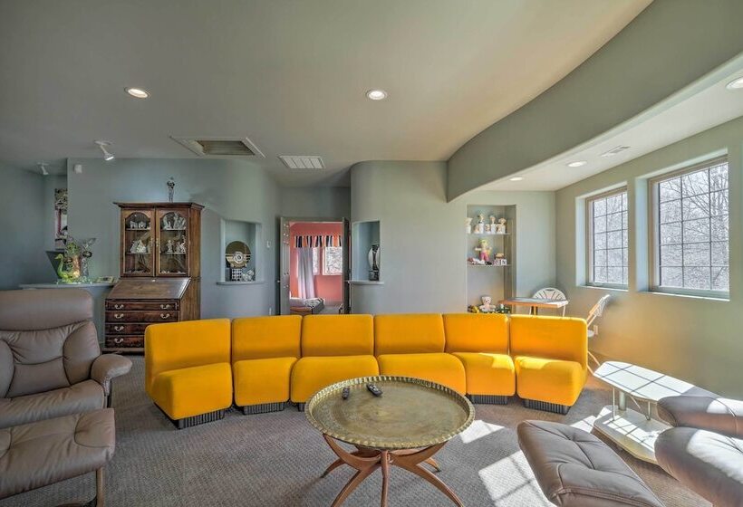 Falling Water Chalet Upper Unit: Near Bike Trails!