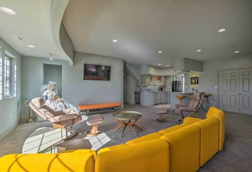 Falling Water Chalet Upper Unit: Near Bike Trails!