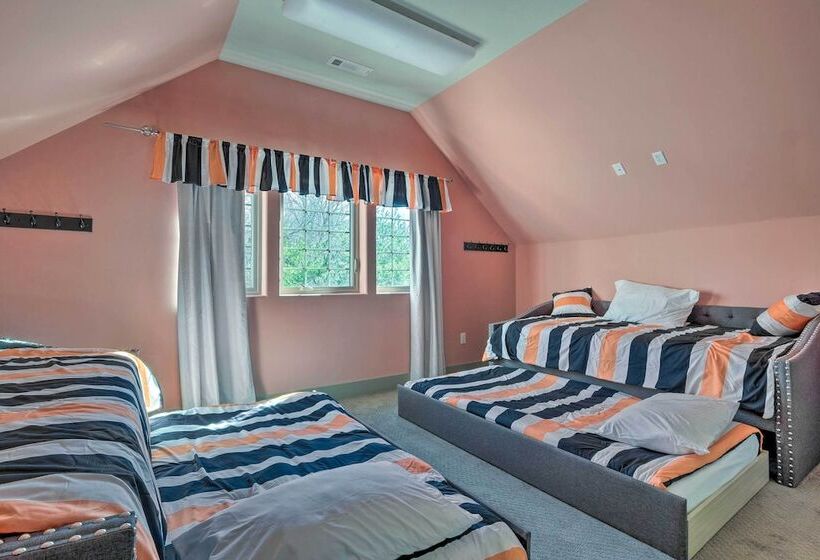 Falling Water Chalet Upper Unit: Near Bike Trails!