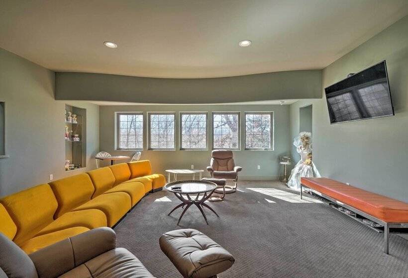 Falling Water Chalet Upper Unit: Near Bike Trails!