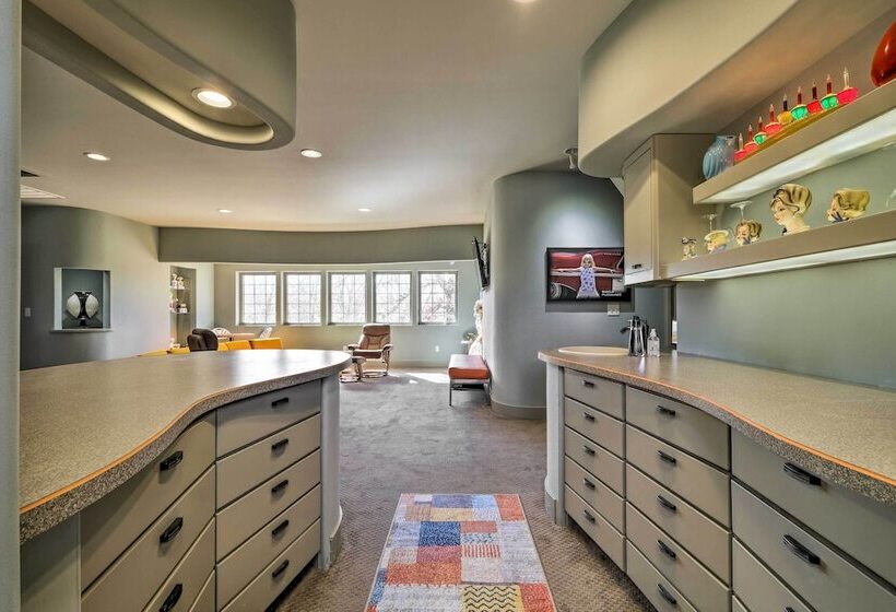 Falling Water Chalet Upper Unit: Near Bike Trails!