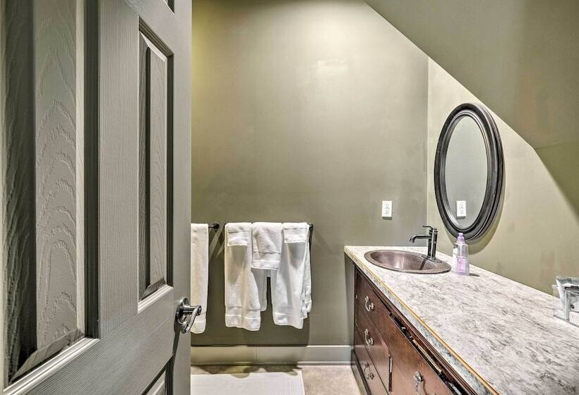 Falling Water Chalet Upper Unit: Near Bike Trails!