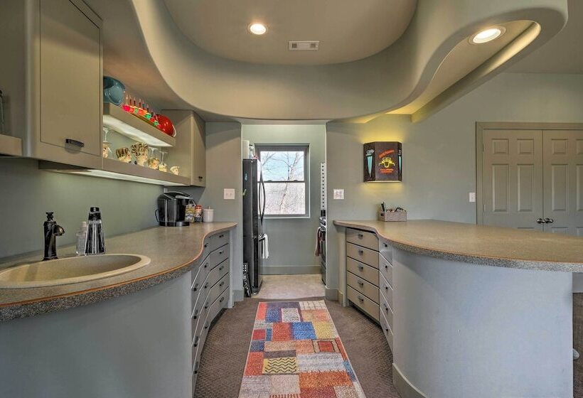 Falling Water Chalet Upper Unit: Near Bike Trails!