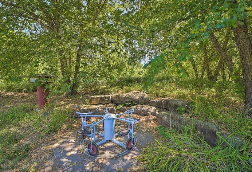 Falling Water Chalet Upper Unit: Near Bike Trails!