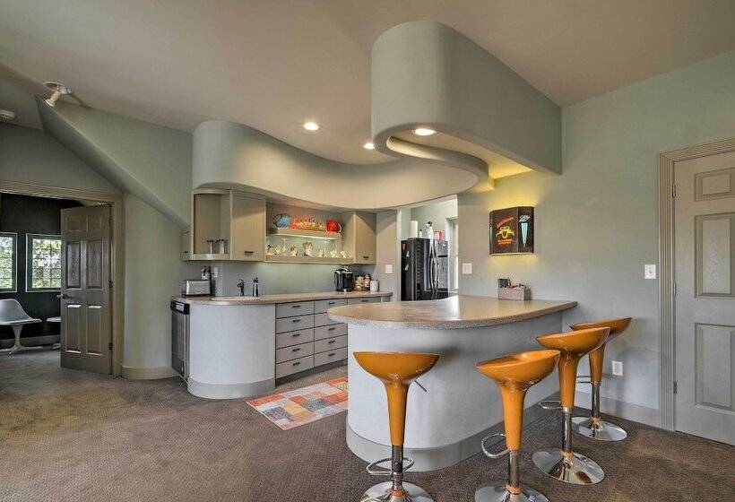 Falling Water Chalet Upper Unit: Near Bike Trails!