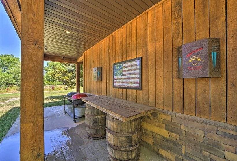 Falling Water Chalet Upper Unit: Near Bike Trails!