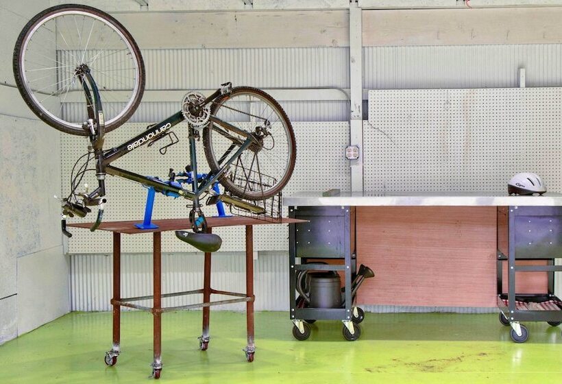 Falling Water Chalet Upper Unit: Near Bike Trails!