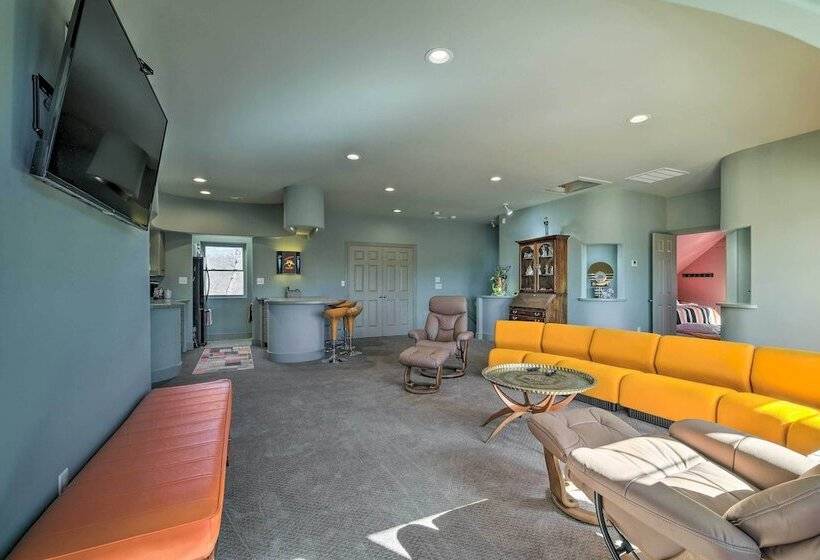 Falling Water Chalet Upper Unit: Near Bike Trails!