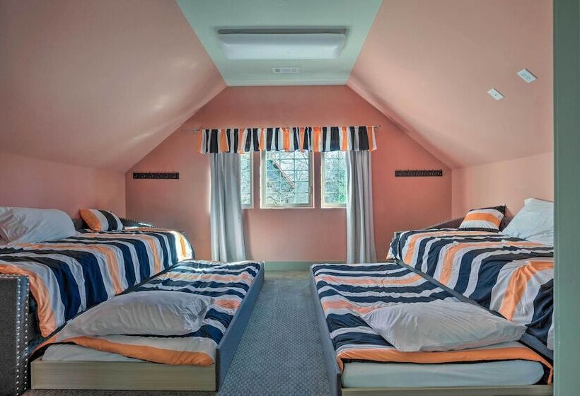 Falling Water Chalet Upper Unit: Near Bike Trails!