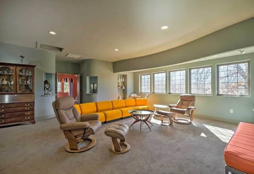 Falling Water Chalet Upper Unit: Near Bike Trails!