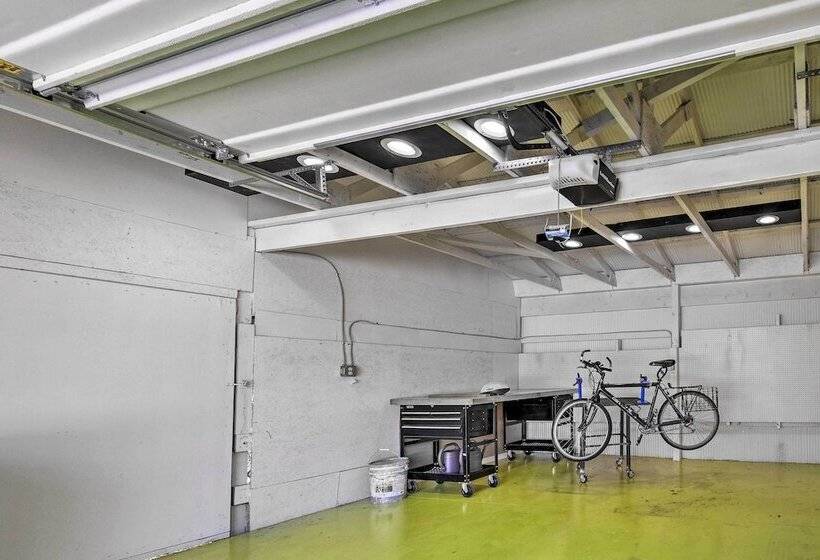 Falling Water Chalet Upper Unit: Near Bike Trails!