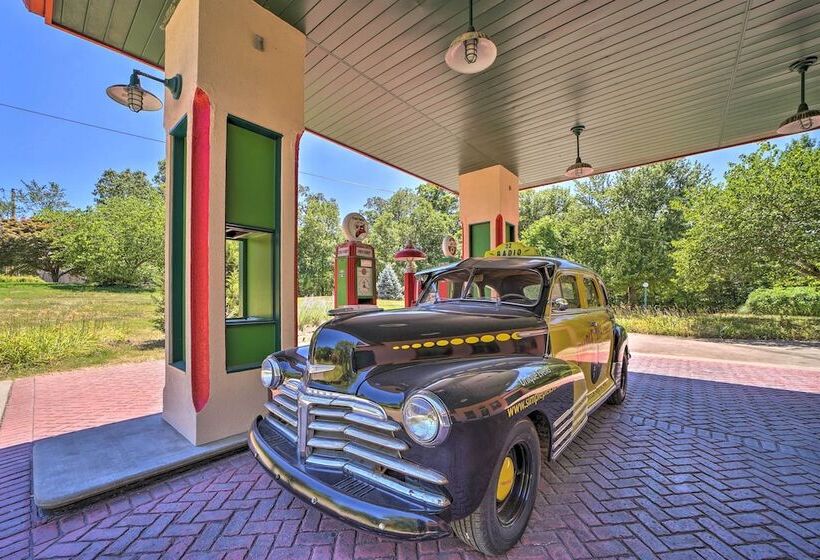 Falling Water Chalet Upper Unit: Near Bike Trails!