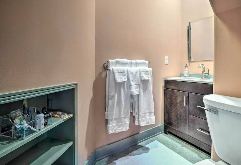 Falling Water Chalet Upper Unit: Near Bike Trails!