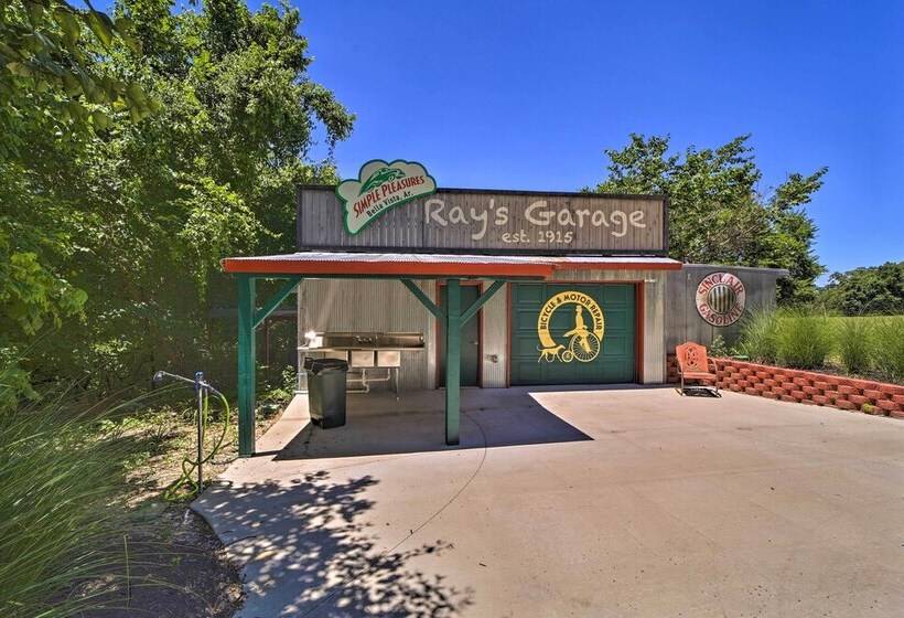 Falling Water Chalet Upper Unit: Near Bike Trails!