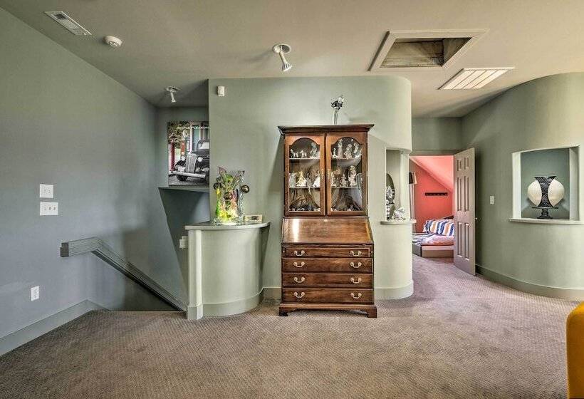 Falling Water Chalet Upper Unit: Near Bike Trails!