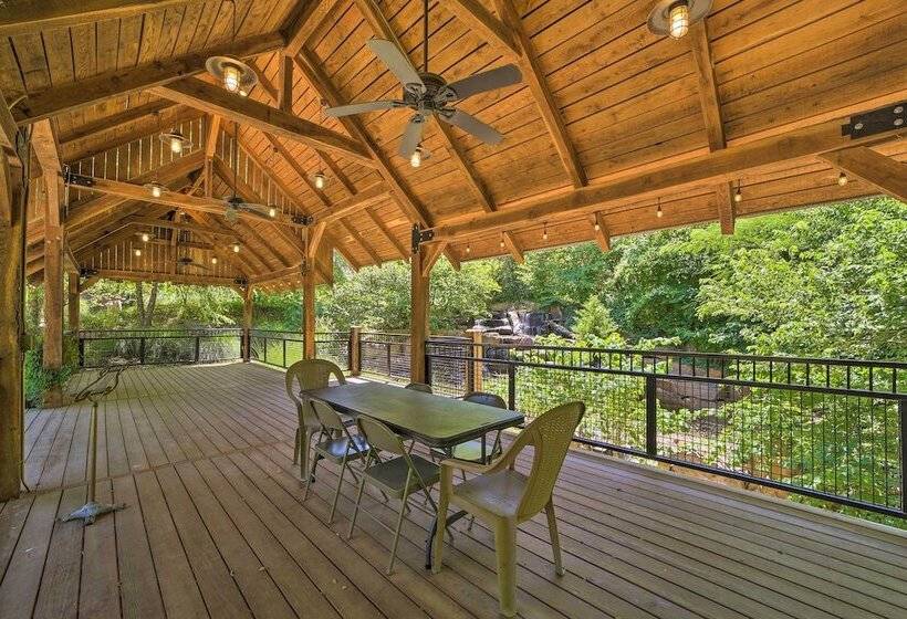 Falling Water Chalet Upper Unit: Near Bike Trails!