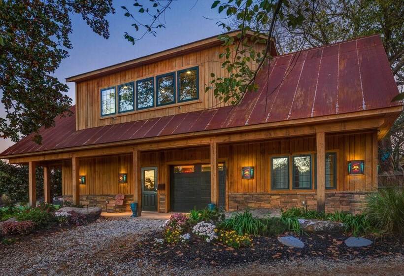 Falling Water Chalet Upper Unit: Near Bike Trails!