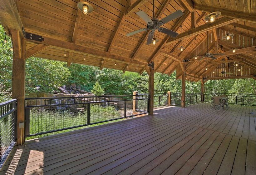 Falling Water Chalet Upper Unit: Near Bike Trails!