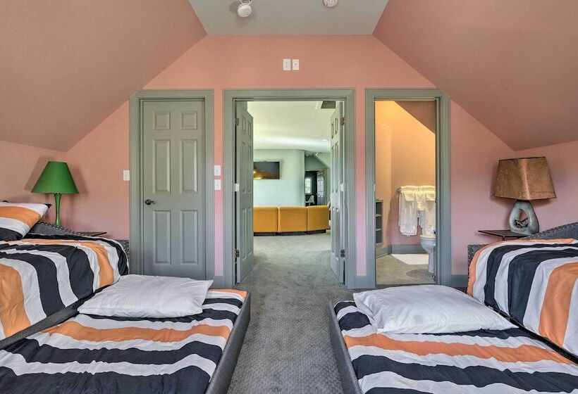 Falling Water Chalet Upper Unit: Near Bike Trails!