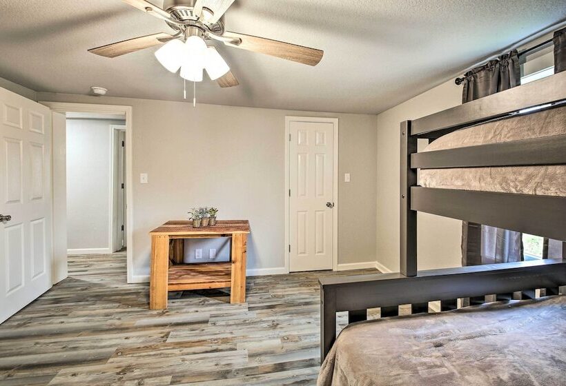 11 Mi To Lake Ouachita: Family Cabin W/ Yard