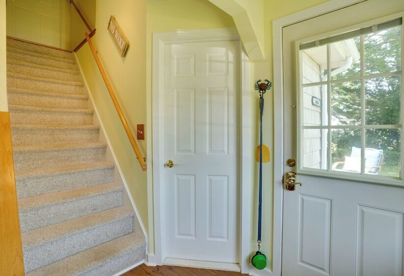 Family Friendly Cottage, Walk To The Beach!