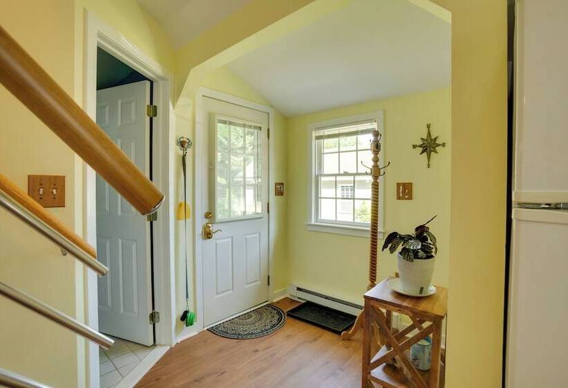 Family Friendly Cottage, Walk To The Beach!