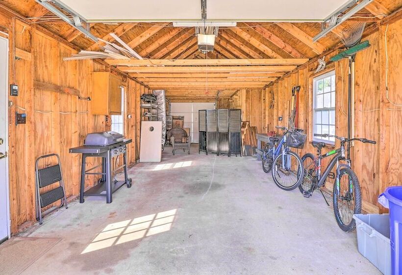 Family Friendly Cottage, Walk To The Beach!