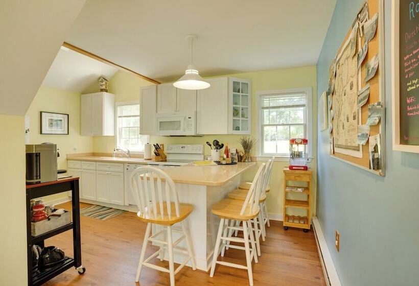 Family Friendly Cottage, Walk To The Beach!