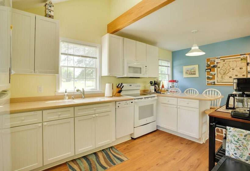 Family Friendly Cottage, Walk To The Beach!