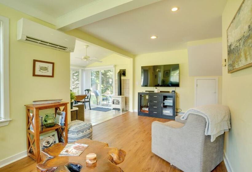 Family Friendly Cottage, Walk To The Beach!