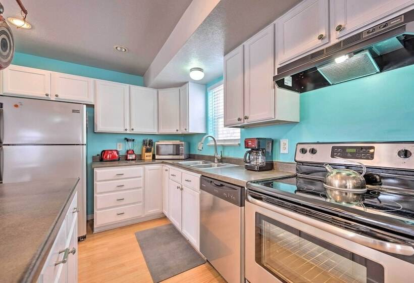 Family Friendly Logan Farmhouse W/ Yard & Near Usu