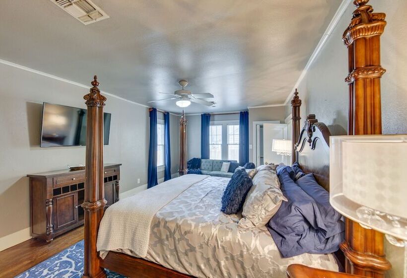 The Pink Azalea    Tyler Home W/ Yard + Patio!