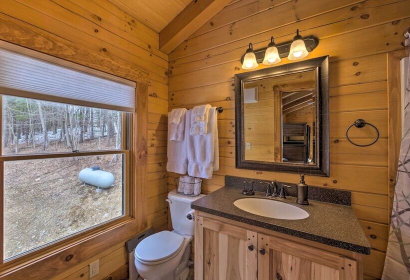 Family Friendly Warsaw Cabin W/ Deck & Fireplace!