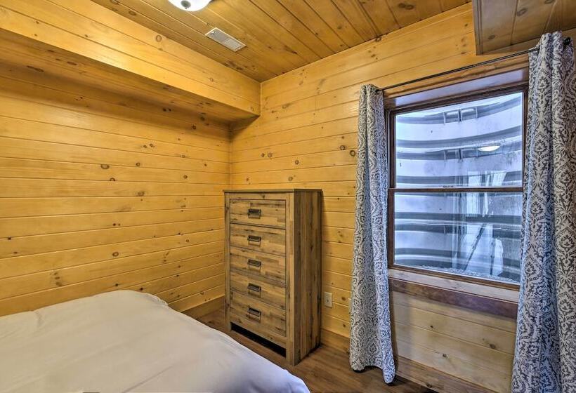 Family Friendly Warsaw Cabin W/ Deck & Fireplace!