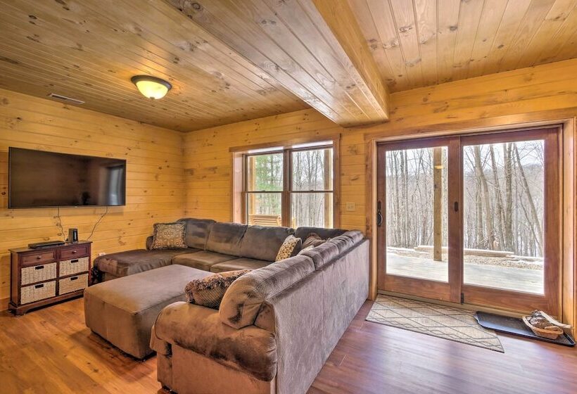 Family Friendly Warsaw Cabin W/ Deck & Fireplace!