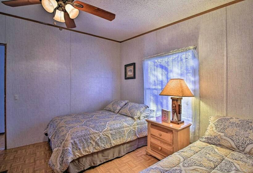 Utopia Family Home W/ Mountain Viewing Deck!