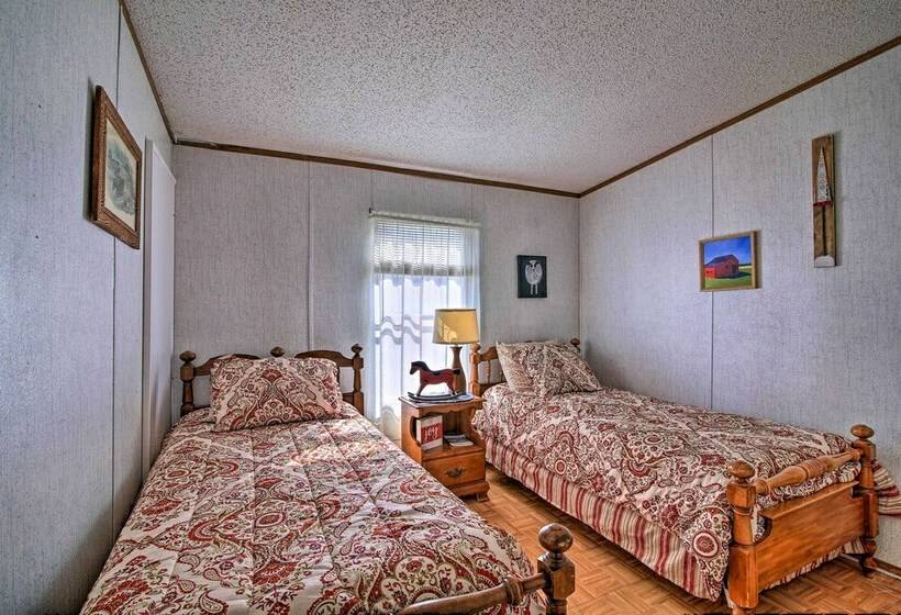 Utopia Family Home W/ Mountain Viewing Deck!