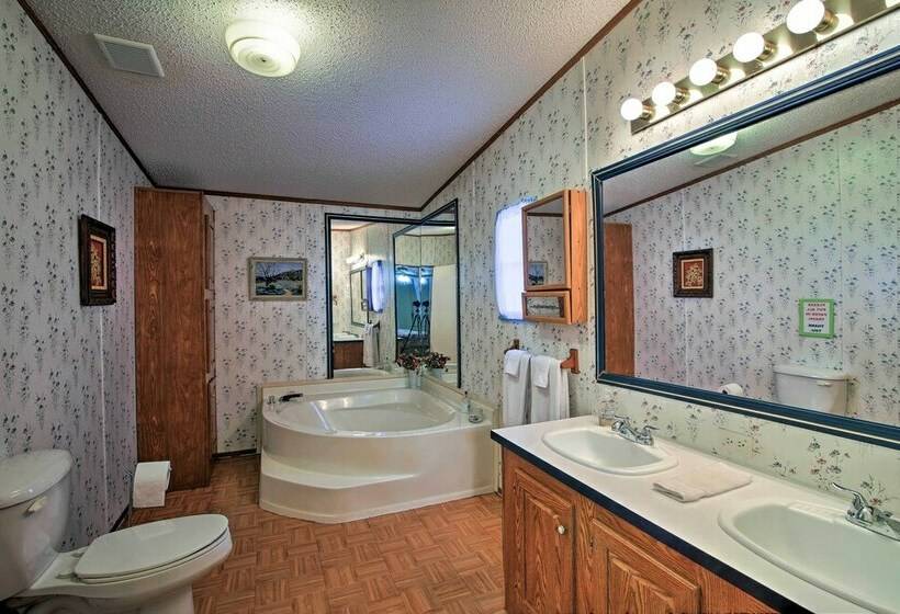 Utopia Family Home W/ Mountain Viewing Deck!